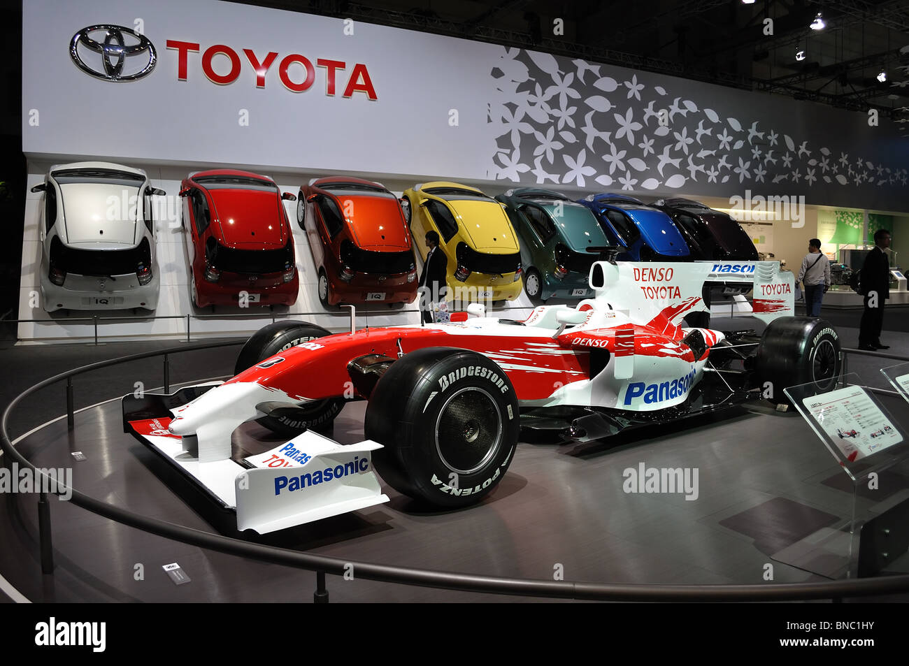 Toyota F1 racing car with Toyota`s IQ urban city car lined-up in the background on display at the Tokyo  Motor Show 2009 (Japan) Stock Photo